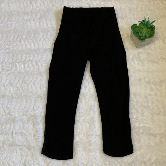 LULULEMON black basic cropped side mesh capris high rise leggings - Picture 3 of 7